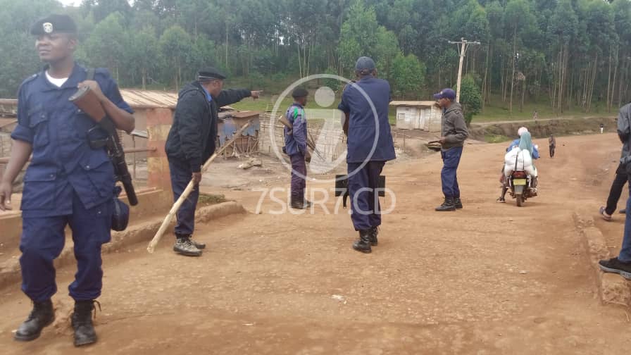 Des policiers qui dispersent un groupe de pression à Mutsanga. @Joël Kaseso