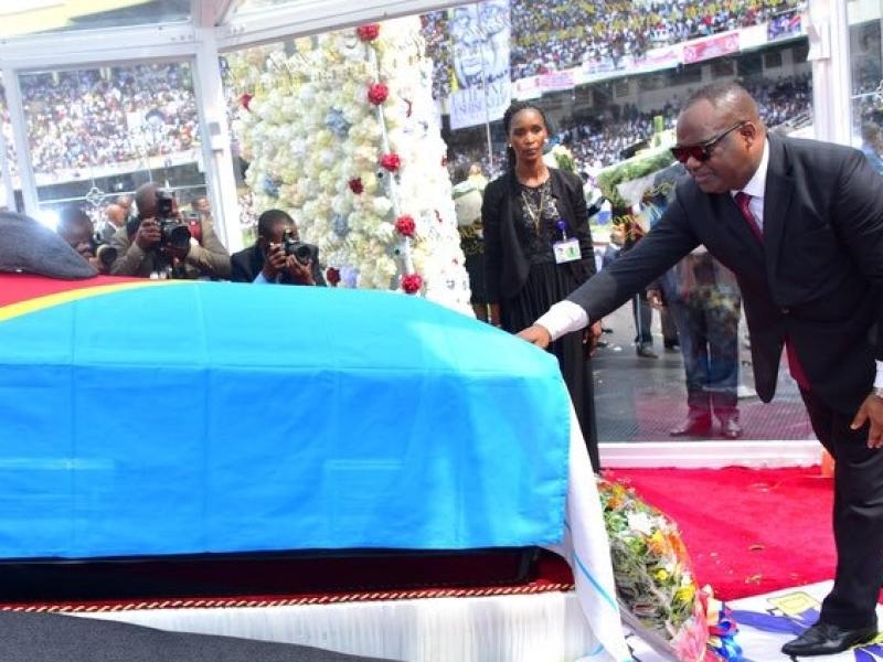 Corneille Nangaa devant la dépouille d'Étienne Tshisekedi 