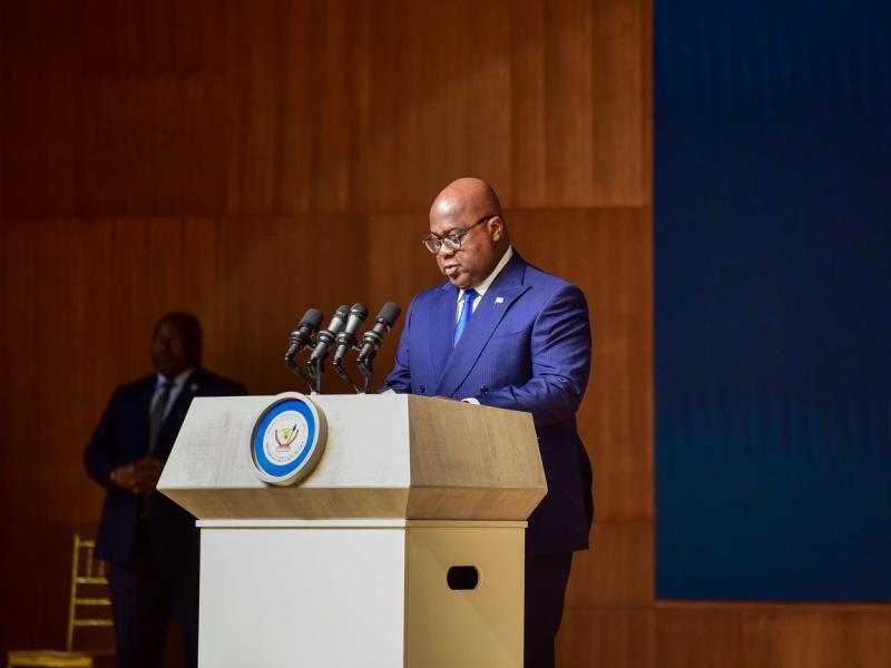 Le président Félix  Tshisekedi a lancé, ce mardi 10 septembre, la 8ᵉ édition de l’ExpoBeton RDC qui se déroule jusqu’au 12 septembre 2024 à Kinshasa, puis s’étendra à Matadi au Kongo-Central, du 14 au 20 septembre.  Placé sous le thème : « Révolution urbaine : des solutions durables pour le corridor ouest, Kinshasa et le Kongo Central », ce salon qui rassemble plusieurs acteurs publics et privés a pour but d’offrir un cadre de réflexions sur la bonne politique d’aménagement urbain.   Dans son allocution, le