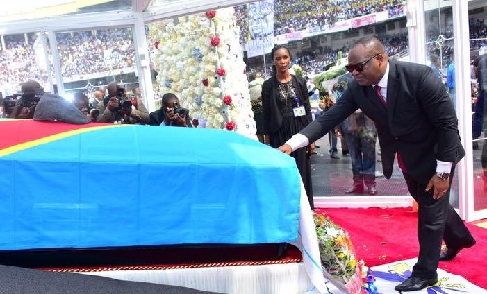 Corneille Nangaa devant la dépouille d'Étienne Tshisekedi 